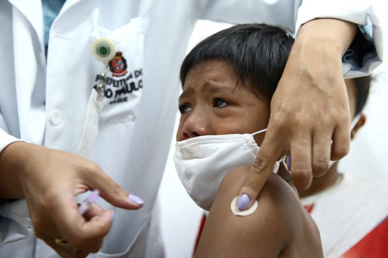 &copy; Reuters. Criança indígena de 8 anos recebe dose de vacina da Pfizer contra Covid-19 em São Paulo
17/01/2022 REUTERS/Carla Carniel