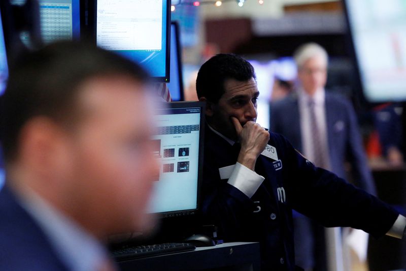 © Reuters. La Bourse de New York poursuit son repli en début de séance vendredi. Quelques minutes après le début des échanges, l'indice Dow Jones perd 0,04%. /Photo d'archives/REUTERS/Andrew Kelly