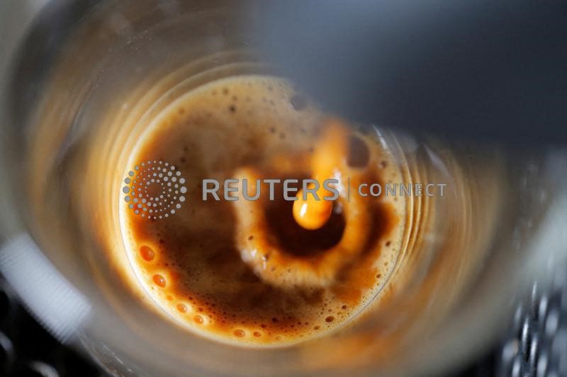 © Reuters. A photo illustration shows an automatic coffee machine pouring an espresso into a glass in a home in Sydney, Australia May 3, 2017. REUTERS/Jason Reed/Illustration