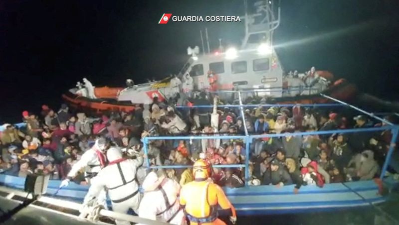 &copy; Reuters. خفر السواحل الإيطالي ينقذ مهاجرين قبالة ساحل لامبيدوزا يوم الخميس. صورة من فيديو لخفر السواحل الإيطالي. 