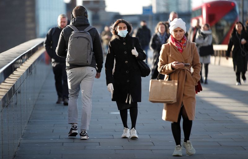 &copy; Reuters. Commuters walk across London Bridge amid the spread of the coronavirus disease (COVID-19), in London, Britain, January 20, 2022.  REUTERS/Peter Nicholls
