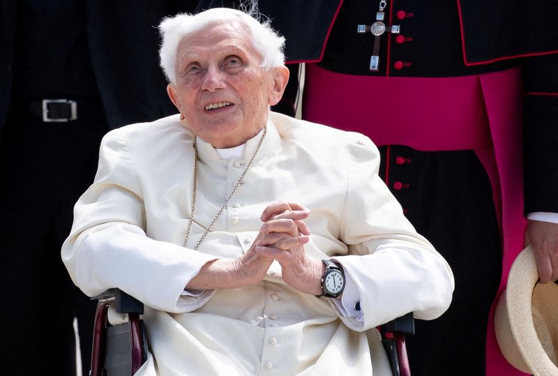 &copy; Reuters. FILE PHOTO: Pope Emeritus Benedict XVI gestures at the Munich Airport before his departure to Rome, June 22, 2020. Former Pope Benedict traveled to his native Germany last week to visit his ailing older brother. Sven Hoppe/Pool via REUTERS/File Photo