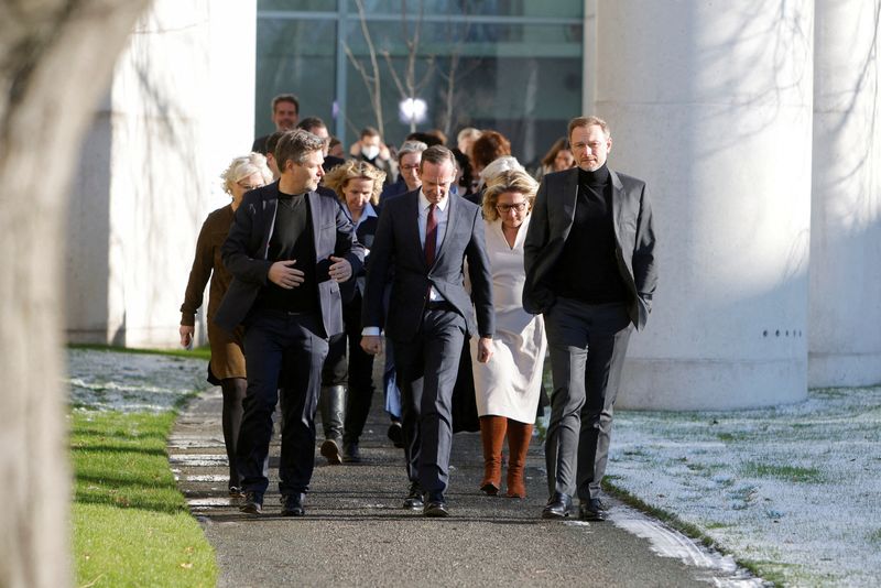 © Reuters. FILE PHOTO: German Economy and Climate Protection Minister Robert Habeck, Transport Minister Volker Wissing and Finance Minister Christian Lindner arrive with other members of the cabinet to pose for a family photo during a one-day confinement meeting at the Chancellery in Berlin, Germany January 21, 2022. REUTERS/Michele Tantussi/File Photo