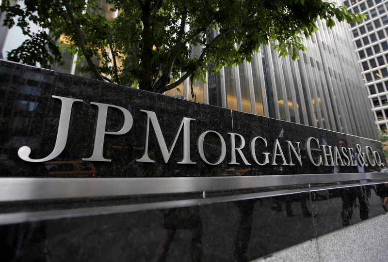 &copy; Reuters. Il logo JP Morgan Chase & Co presso la sede centrale del gruppo a New York. REUTERS/Mike Segar