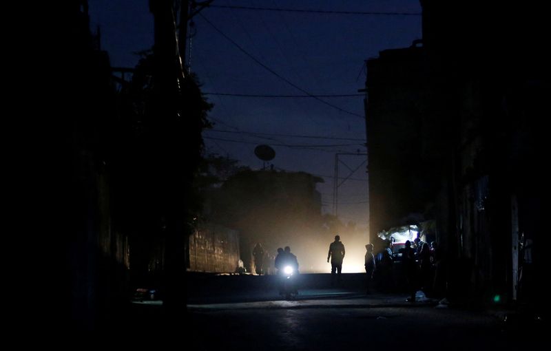 &copy; Reuters. ظلام دامس في أحد شوارع بيت لاهيا في قطاع غزة بفعل انقطاع التيار الكهربي - صورة من أرشيف رويترز. 