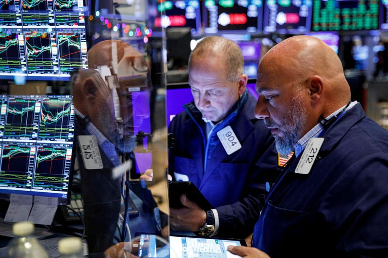 &copy; Reuters. FILE PHOTO: Traders work on the floor of the New York Stock Exchange (NYSE) in New York City, U.S., November 29, 2021.  REUTERS/Brendan McDermid/File Photo