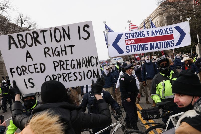 &copy; Reuters. Plusieurs dizaines de milliers de manifestants hostiles à l'interruption volontaire de grossesse ont défilé vendredi à Washington. /Photo prise le 21 janvier 2022/REUTERS/Leah Millis