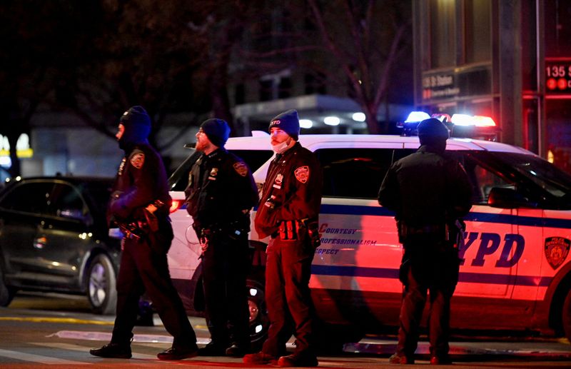 © Reuters. أفراد من وحدات الطوارئ في مكان حادث إطلاق النار على ضباط شرطة أثناء الإستجابة لبلاغ عن عنف منزلي بمدينة نيويورك يوم الجمعة. تصوير: ليود ميتشيل - رويترز.