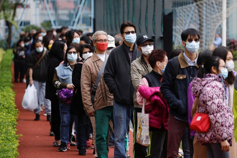 &copy; Reuters. FILE PHOTO: People queue up at a community testing centre for the coronavirus disease (COVID-19), after the district has been identified as a high-risk area, in Tuen Mun, Hong Kong, China, January 12, 2022. REUTERS/Tyrone Siu