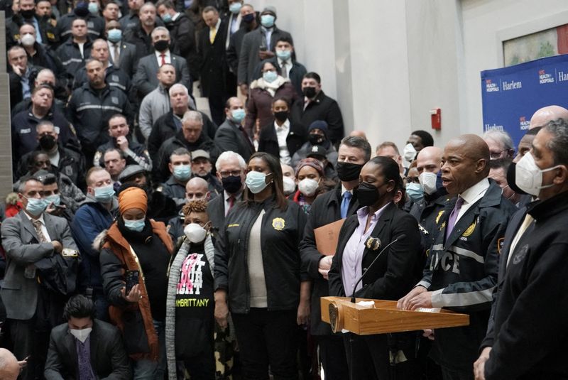 © Reuters. New York City Mayor Eric Adams speaks addresses the press about the scene where NYPD officers were shot while responding to a domestic violence call in the Harlem neighborhood of New York City, U.S., January 21, 2022.  REUTERS/Dieu-Nalio Chery