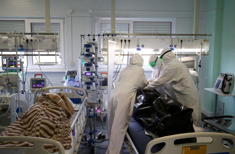 &copy; Reuters. La Russie a fait état samedi d'un nombre record de nouvelles contaminations par le coronavirus au cours des dernières 24 heures au lendemain d'un pic déjà historique, ont annoncé les autorités. /Photo prise le 14 novembre 2021/REUTERS/Kirill Braga