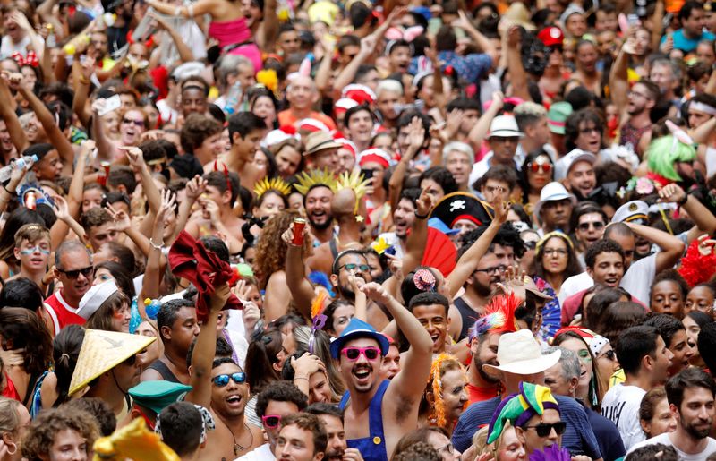 &copy; Reuters. Le célèbre défilé du carnaval de Rio a été reporté à la fin avril à cause de la résurgence de l'épidémie de coronavirus alors que le variant Omicron se propage rapidement à travers le Brésil, ont annoncé vendredi les autorités. /Photo d'ar