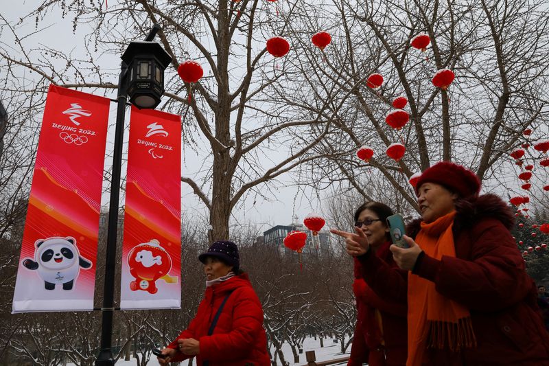 &copy; Reuters. Pékin a demandé samedi aux autorités locales de la capitale chinoise de rester en "mode d'urgence totale" alors que la ville continue à faire face à de nouveaux cas de contamination locale par le coronavirus à moins de deux semaines du début des Je