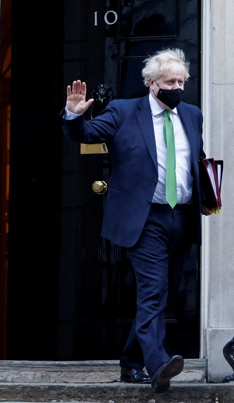 &copy; Reuters. رئيس الوزراء البريطاني بوريس جونسون يلوح وهو يغادر داوننج ستريت في لندن يوم 19يناير كانون الثاني 2022. تصوير: جون سيبلي - رويترز.
