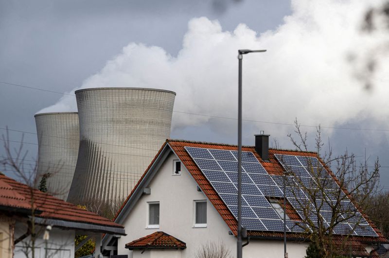 © Reuters. FILE PHOTO: A general view of the nuclear power plant, whose last unit will be shut down at the turn of the year, in Gundremmingen, Germany, December 29, 2021. REUTERS/Lukas Barth/File Photo