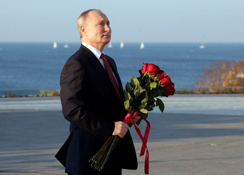 &copy; Reuters. FILE PHOTO: Russian President Vladimir Putin takes part in a flower-laying ceremony at a monument, dedicated to the end of the Civil War of 1917-1922, on Russia's Unity Day in Sevastopol, Crimea November 4, 2021. Sputnik/Mikhail Metzel/Pool via REUTERS 