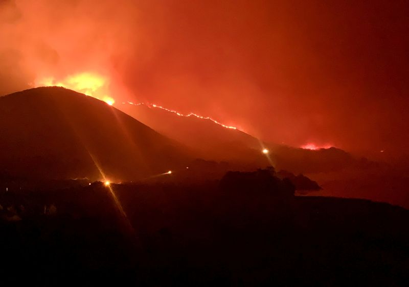&copy; Reuters. حريق غابات مشتعل في روكي بوينت بمقاطعة مونتري بولاية كاليفورنيا الأمريكية يومي الجمعة والسبت.
(صورة لرويترز ويتم توزيعها كما تلقتها كخدمة ل