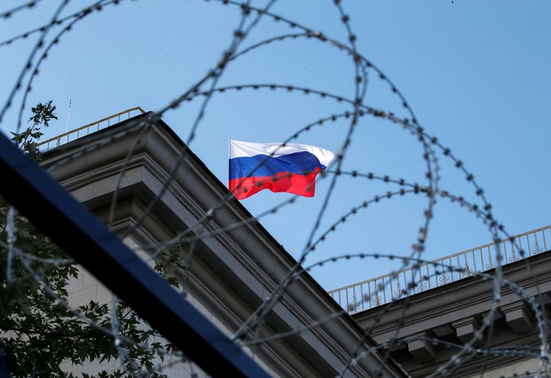 &copy; Reuters. FILE PHOTO: A Russian national flag is seen at the roof of the Russian embassy in Kiev, Ukraine, September 18, 2016. REUTERS/Gleb Garanich