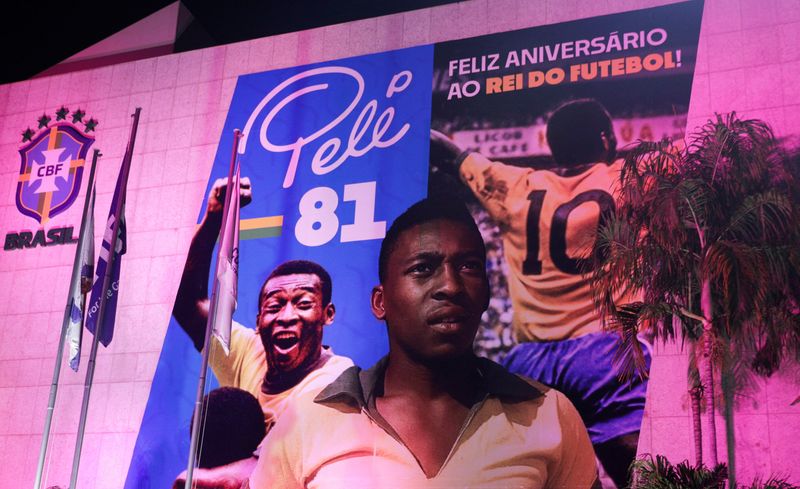 © Reuters. Foto de archivo ilustrativa de unagigantografía en la sede de la CBF por el cumpleaños 81 de Pelé, en Rio de Janeiro
Oct 23, 2021. REUTERS/Ricardo Moraes