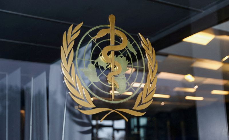 &copy; Reuters. شعار منظمة الصحة العالمية عند مدخل المنظمة في جنيف يوم 20 ديسمبر كانون الأول 2021. تصوير: دنيس باليبوس - رويترز
