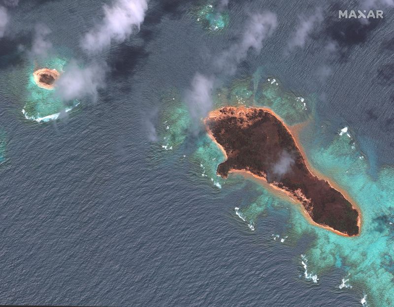&copy; Reuters. A satellite image shows Mango islands after Hunga Tonga-Hunga Ha'apai volcano eruption, in  Tonga,  January 20, 2022.    Satellite Image @2022 Maxar Technologies/Handout via REUTERS     
