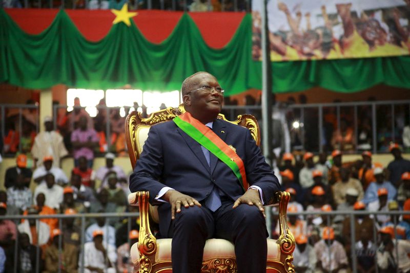 &copy; Reuters. Foto de archivo del Presidente de Burkina Faso Roch Marc Kabore en una ceremonia en Ouagadougou
Dic 29, 2015. REUTERS/Sophie Garcia 
     