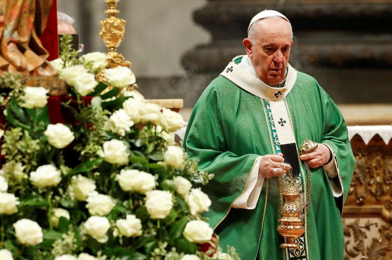 &copy; Reuters. Foto del Papa Francisco celebrando una misa en la Basílica de San Pedro, en el Vaticano 
Ene 23, 2022. REUTERS/Remo Casilli 