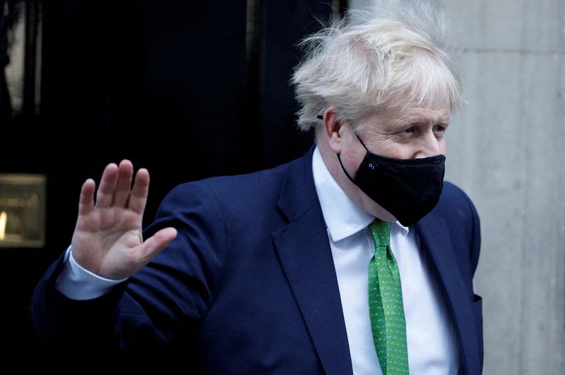 &copy; Reuters. رئيس الوزراء البريطاني بوريس جونسون خارج داوننج ستريت في لندن يوم 19 يناير كانون الثاني 2022. تصوير: جون سيبلي - رويترز.