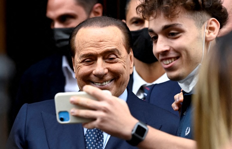 Berlusconi está hospitalizado en Milán desde el jueves, dice fuente