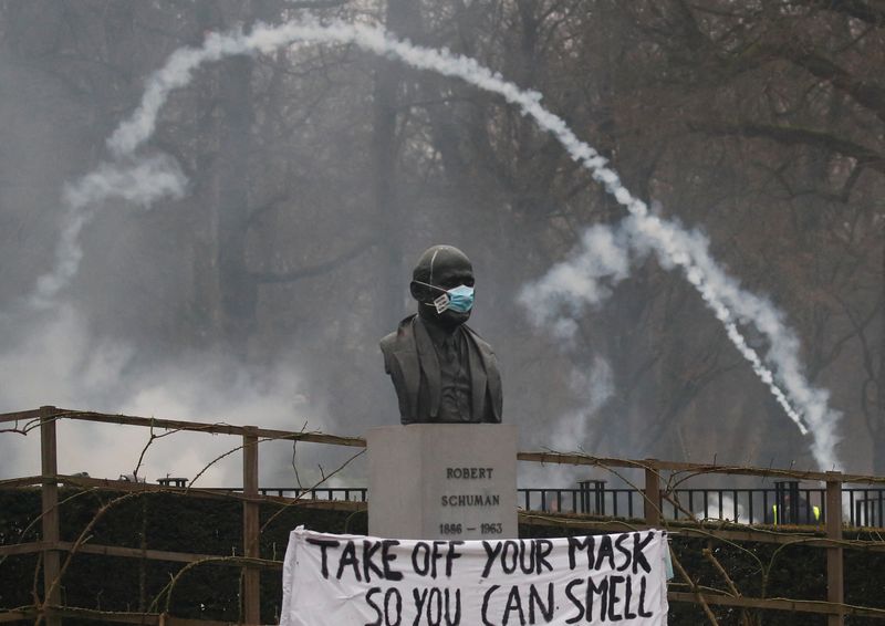 &copy; Reuters. A masked statue with a banner is seen during a demonstration against the Belgian government's restrictions imposed to contain the spread of the coronavirus disease (COVID-19) in Brussels, Belgium, January 23, 2022. REUTERS/Johanna Geron