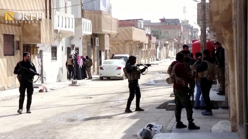 © Reuters. أفراد من قوات سوريا الديمقراطية تبحث عن متشددين تابعين لتنظيم الدولة الإسلامية في الحسكة يوم الأحد في صورة من لقطة فيديو. صورة لوريترز من وكالة نورث برس. (يجب عدم طمس الشعار.)