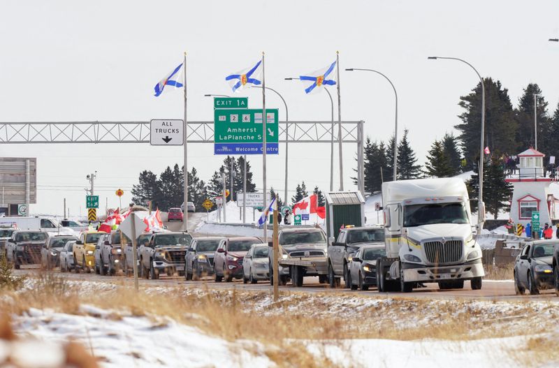 &copy; Reuters. Truck drivers protesting against coronavirus disease (COVID-19) vaccine mandates drive in a convoy on the Nova Scotia/New Brunswick provincial boundary in Fort Lawrence, Nova Scotia, Canada, January 23, 2022. REUTERS/John Morris