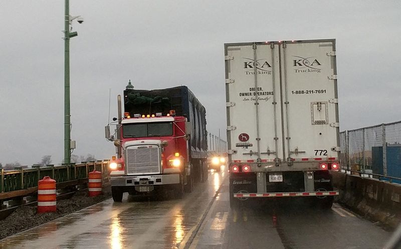 &copy; Reuters. FILE PHOTO: Cross-border transport trucks cross paths on the Peace Bridge at the Canada U.S. border in Buffalo, New York, U.S., January 10, 2018.REUTERS/Hyungwon Kang/File Photo