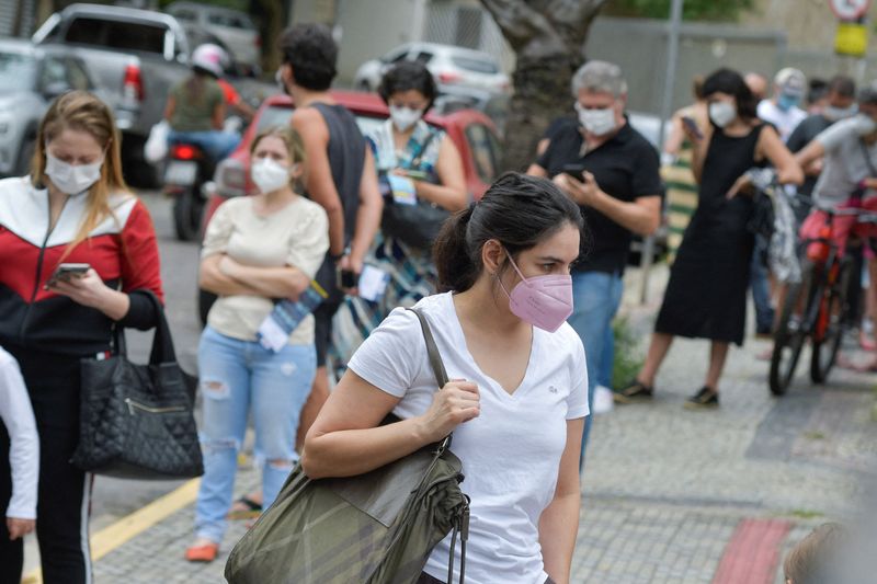 &copy; Reuters. أشخاص يصطفون في موقع الاختبار السريع خلال اجراء اختبارات جماعية للكشف عن الإصابة بفيروس كورونا في بيلو هوريزونتي بالبرازيل يوم 16 يناير كان