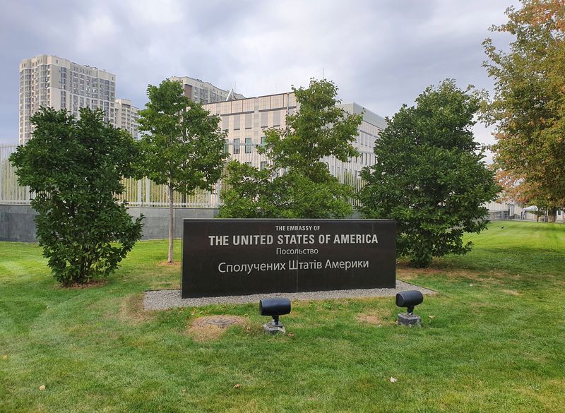 © Reuters. A view shows the U.S. embassy in Kiev, Ukraine September 25, 2019. REUTERS/Valentyn Ogirenko