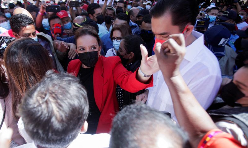 &copy; Reuters. Honduran President-elect Xiomara Castro greets supporters outside the Honduran congress in Tegucigalpa, Honduras, January 23, 2022.  REUTERS/Fredy Rodriguez