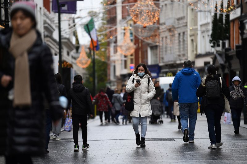 &copy; Reuters. FOTO DE ARCHIVO: Personas caminando por el centro de Dublín, Irlanda, el 30 de noviembre de 2021. REUTERS/Clodagh Kilcoyne