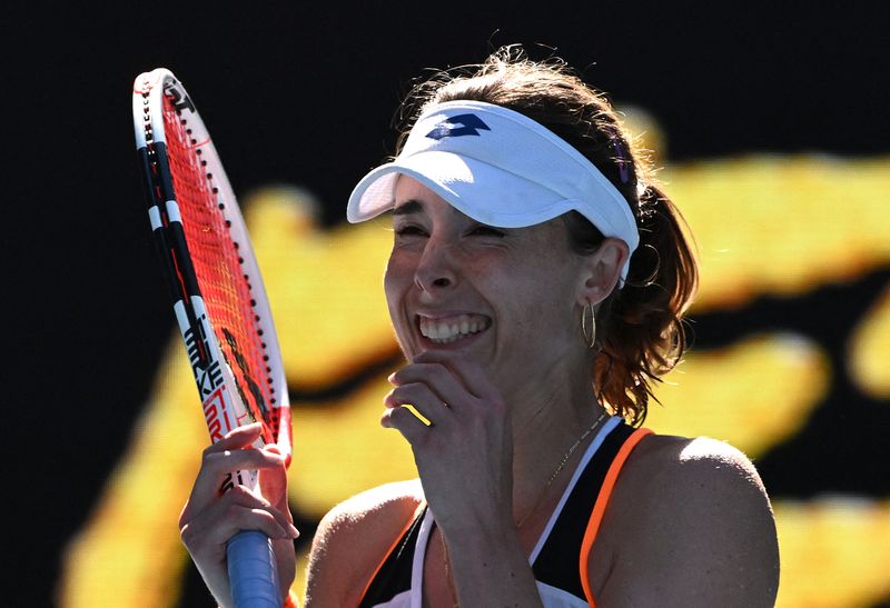 &copy; Reuters. لاعبة التنس الفرنسية أليز كورنيه تحتفل بفوزها على الرومانية سيمونا هاليب في منافسات أستراليا المفتوحة يوم الاثنين. تصوير مورجان سيتي- رويت