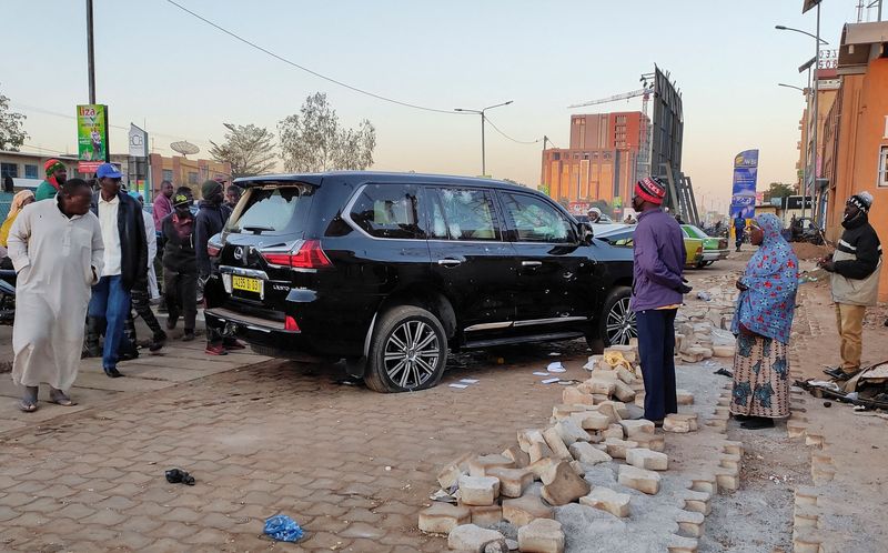 © Reuters. Bullet holes are seen in a car that belong to presidency  following heavy gunfire near the president Roch Kabore residence  in Ouagadougou, Burkina Faso January 24, 2022. REUTERS/Thiam Ndiaga  