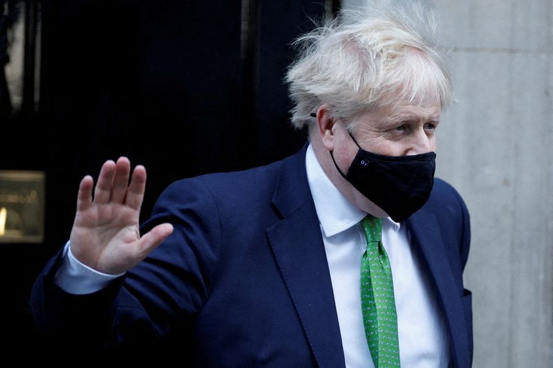 © Reuters. رئيس الوزراء البريطاني بوريس جونسون لدى خروجه من مقر الحكومة في داونينج ستريت في لندن يوم 19 يناير كانون الثاني 2022. تصوير جون سيبلي- رويترز.