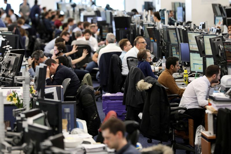 © Reuters. Les principales Bourses européennes reculent en début de séance lundi. À Paris, le CAC 40 perd 0,24% vers 08h30 GMT. A Londres, le FTSE 100 cède 0,04% et à Francfort, le Dax recule de 0,35%. /Photo d'archives/REUTERS/Simon Dawson