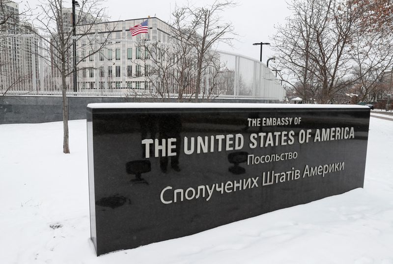 © Reuters. A view shows the U.S. embassy in Kyiv, Ukraine January 24, 2022. REUTERS/Gleb Garanich