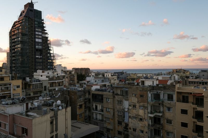 © Reuters. منظر عام لبنايات سكنية في العاصمة اللبنانية بيروت في 20 يناير كانون الثاني 2022. تصوير إميلي ماضي- رويترز.
