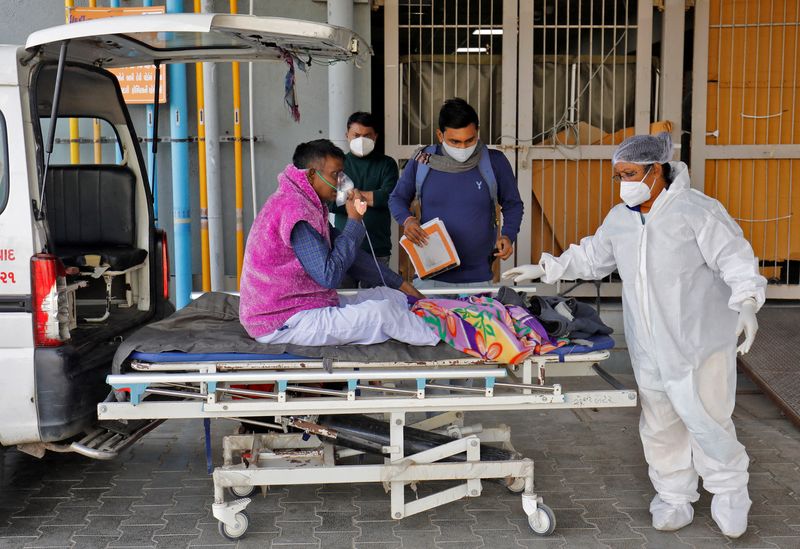&copy; Reuters. مريض بكوفيد-19 يعاني من مشكلة في التنفس وهو ينقل لتلقي العلاج في مستشفى بمدينة أحمد أباد في الهند في 19 يناير كانون الثاني 2022. تصوير أميت دايف- 