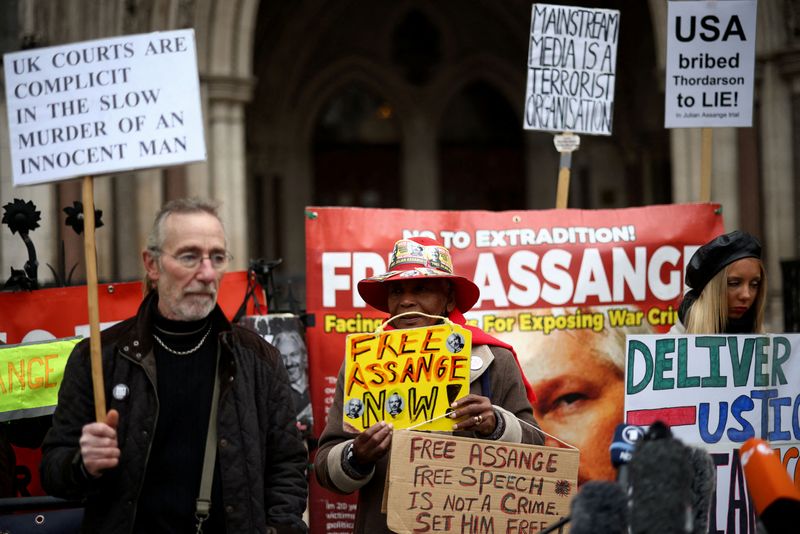 &copy; Reuters. Supporters of WikiLeaks founder Julian Assange protest outside the Royal Courts of Justice in London, Britain, January 24, 2022. REUTERS/Henry Nicholls