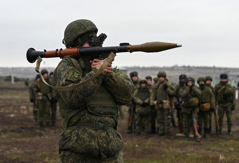 &copy; Reuters. FOTO DE ARCHIVO: Un operador de lanzagranadas de las fuerzas armadas rusas durante unos ejercicios militares llevados a cabo en el óblast de Rostov, Rusia, el 14 de diciembre de 2021. REUTERS/Sergey Pivovarov