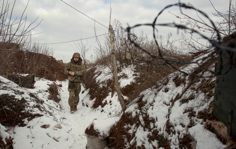 © Reuters. FILE PHOTO: A service member of the Ukrainian armed forces walks at combat positions near the line of separation from Russian-backed rebels near Horlivka in the Donetsk region, Ukraine, January 22, 2022. Picture taken January 22, 2022. Picture taken REUTERS/Anna Kudriavtseva/File Photo