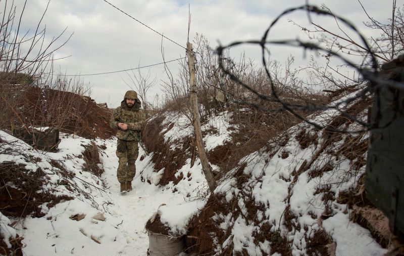 &copy; Reuters. FOTO DE ARCHIVO: Un miembro de las fuerzas armadas ucranianas camina por una posición de combate en la línea de separación con las fuerzas rebeldes apoyadas por Rusia cerca de Horlivka, en la región de Donetsk, Ucrania, el 22 de enero de 2022. REUTERS