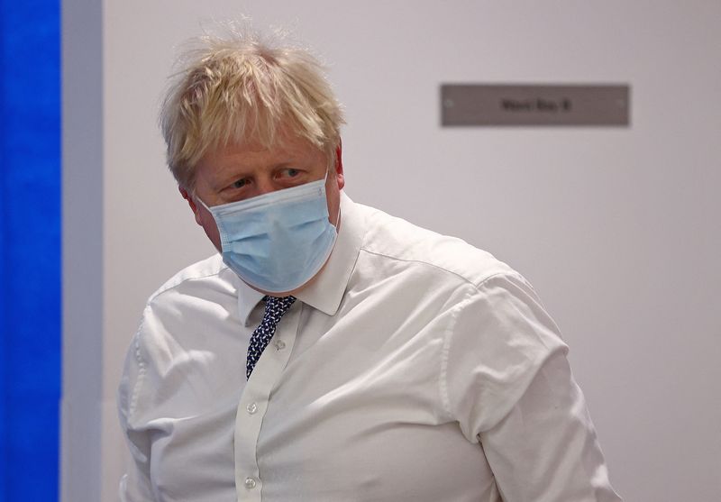 &copy; Reuters. رئيس الوزراء البريطاني بوريس جونسون في زيارة لمستشفى جامعي في شمال لندن يوم الاثنين. صورة لرويترز من ممثل لوكالات الأنباء.