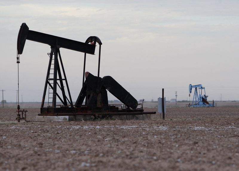 &copy; Reuters. Una pompa petrolifera Midland, in Texas.  REUTERS/Jessica Rinaldi